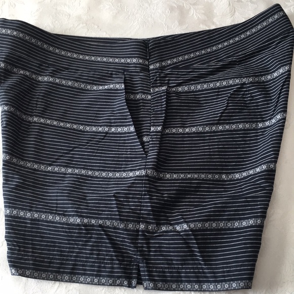 Loft, Navy and White, Side Zip, Dress Shorts, Sz 8. - Picture 6 of 8